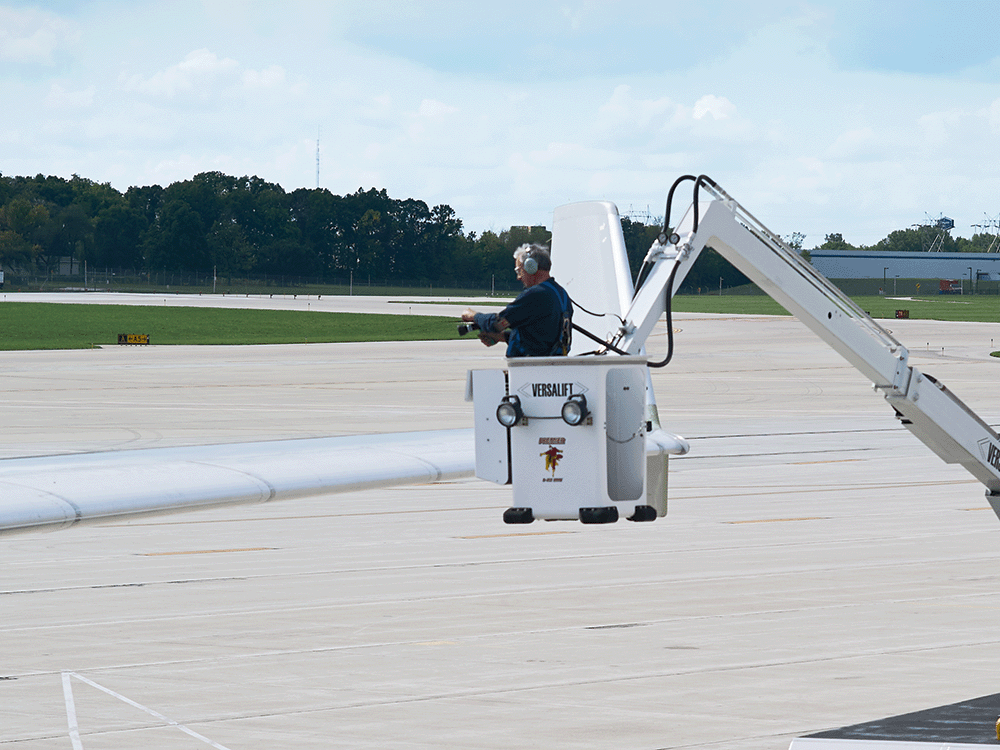 Textron GSE - Premier MT50P21 - Deicers - Aerial Lift Rotation